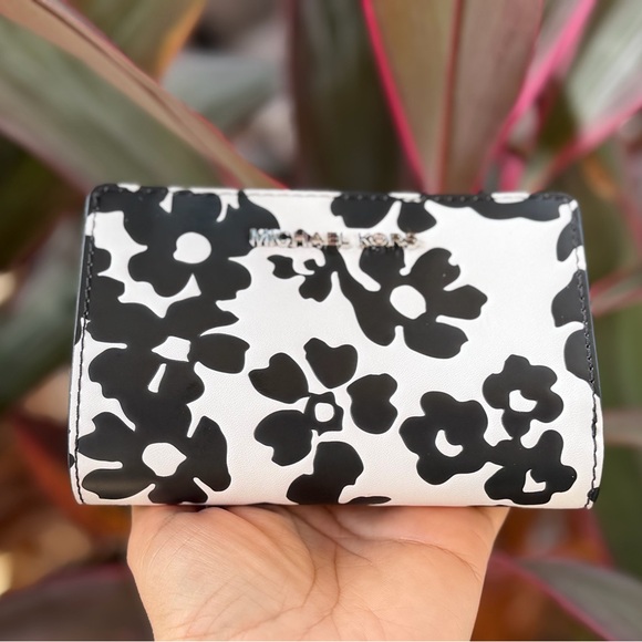 Michael Kors Jet Set Travel Bifold Black White Floral Wallet - Picture 3 of 12